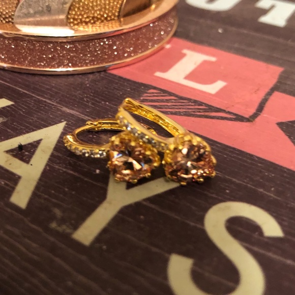 18K Heart Shaped Cubic Zirconia Champagne Hoop Ear - Picture 6 of 8